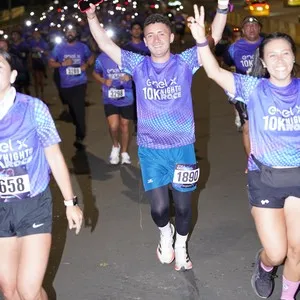 Participantes disfrutando el desafío de correr de noche en Bogotá